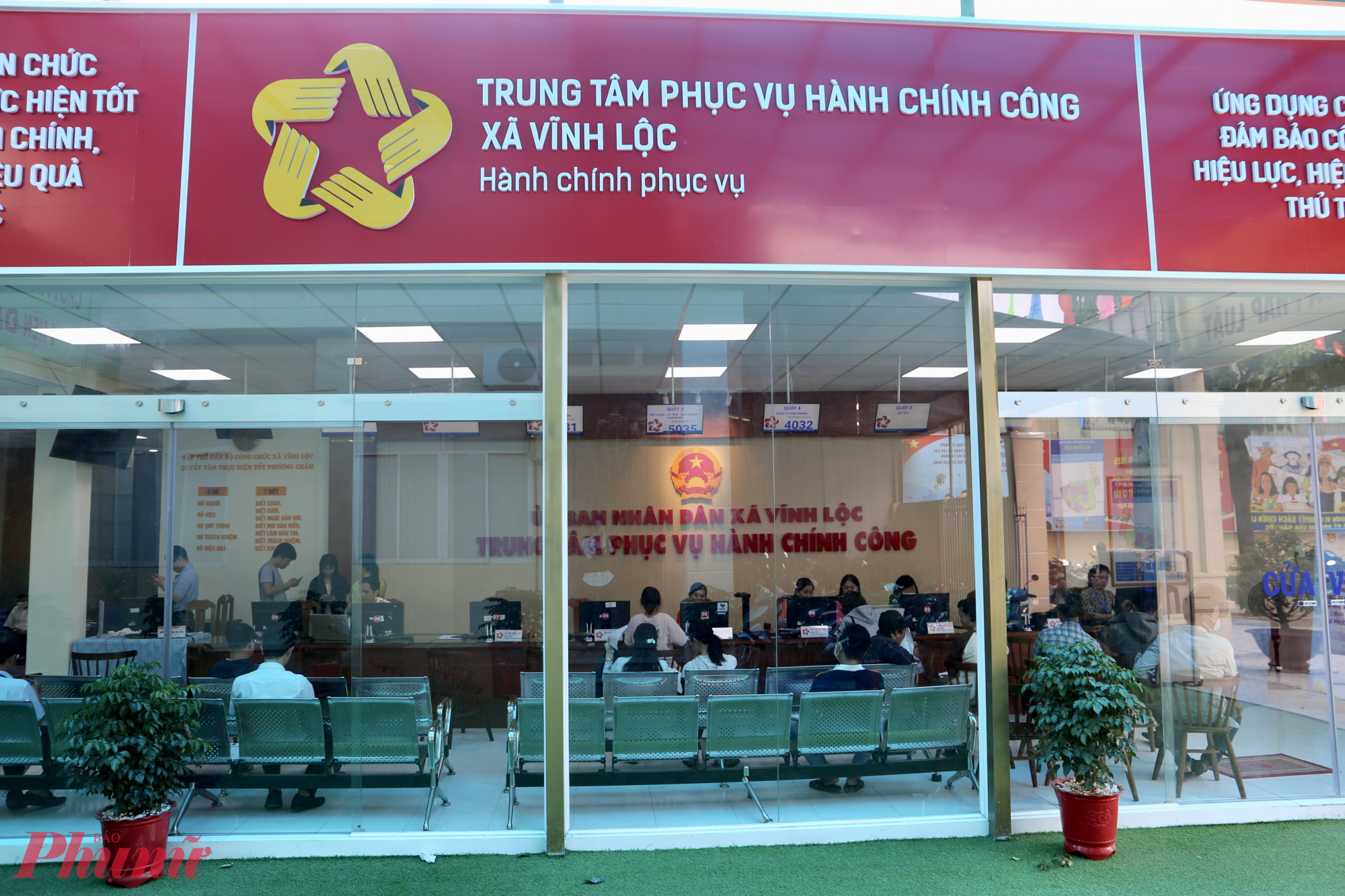 Trung tâm hành chính xã Vĩnh Lộc luôn đông khách nhưng hoạt động vẫn thông suốt - Ảnh: Thanh Tâm