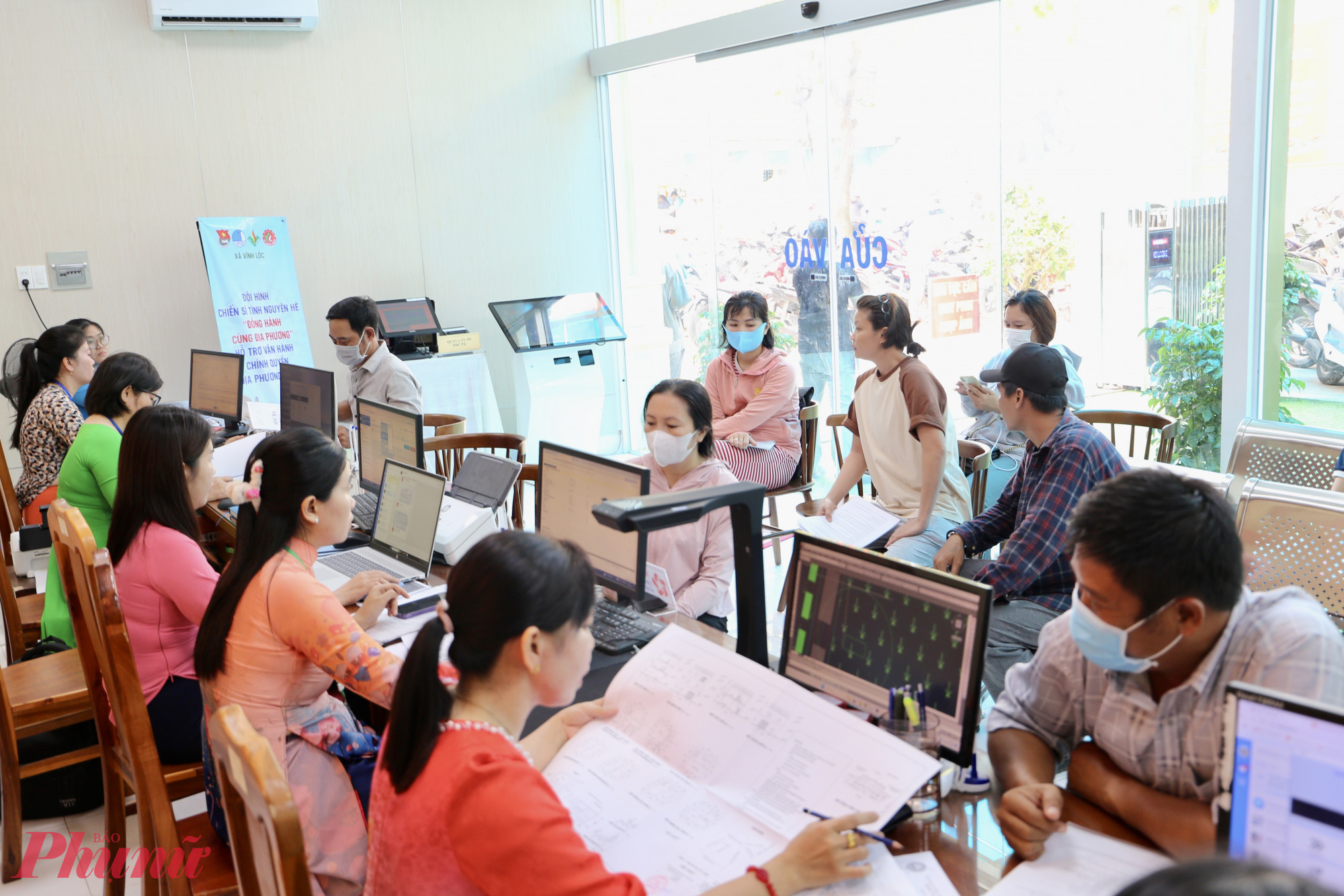 Tinh thần làm việc khẩn trương, trách nhiệm được duy trì tại xã Vĩnh Lộc mới thành lập - Ảnh: Thanh Tâm