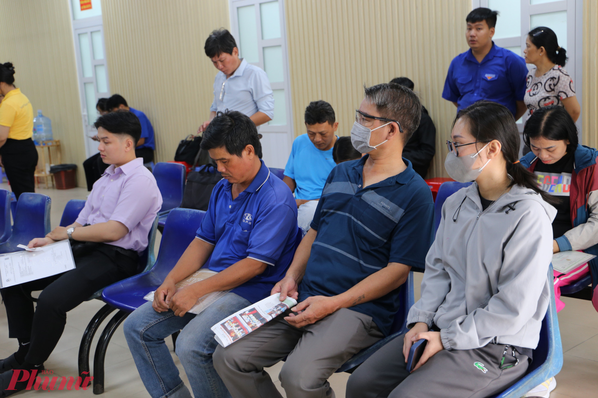 Khu vực tiếp nhận và hướng dẫn hồ sơ tại Trung tâm hành chính công luôn đông nhưng không quá tải - Ảnh: Thanh Tâm