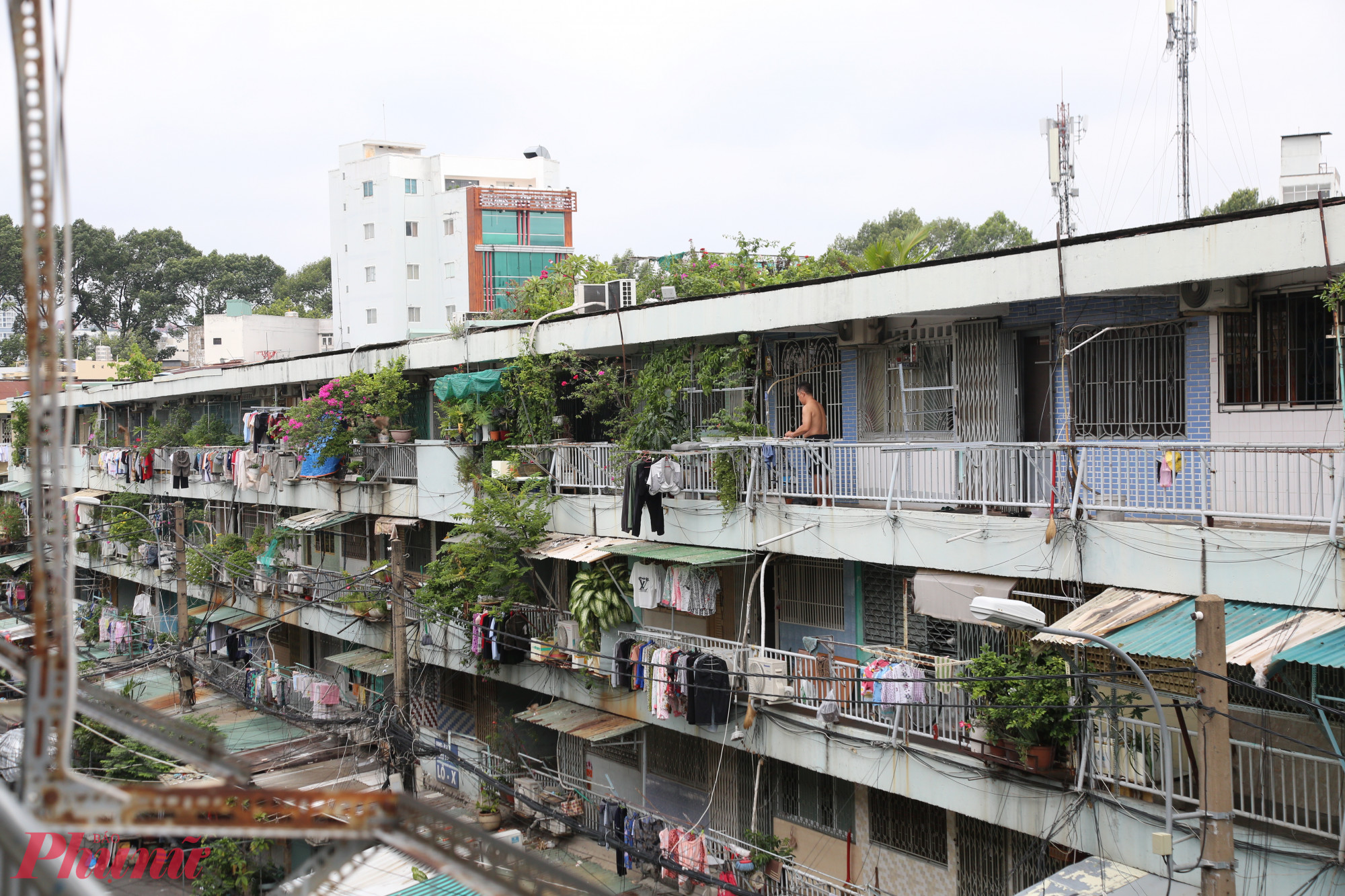 Tương tự, cụm chung cư Ngô Gia Tự (TPHCM), xây dựng năm 1968, đến nay vẫn chưa được cải tạo. Nhiều hạng mục đã xuống cấp nghiêm trọng: tường nứt, trần bong tróc, dây điện giăng mắc chằng chịt, tiềm ẩn nguy cơ mất an toàn.
