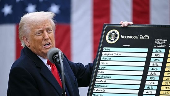 Tổng thống Donald Trumo cho biết sẽ tiếp tục áp thuế các nước từ ngày 1/8 - Ảnh: Getty imagr