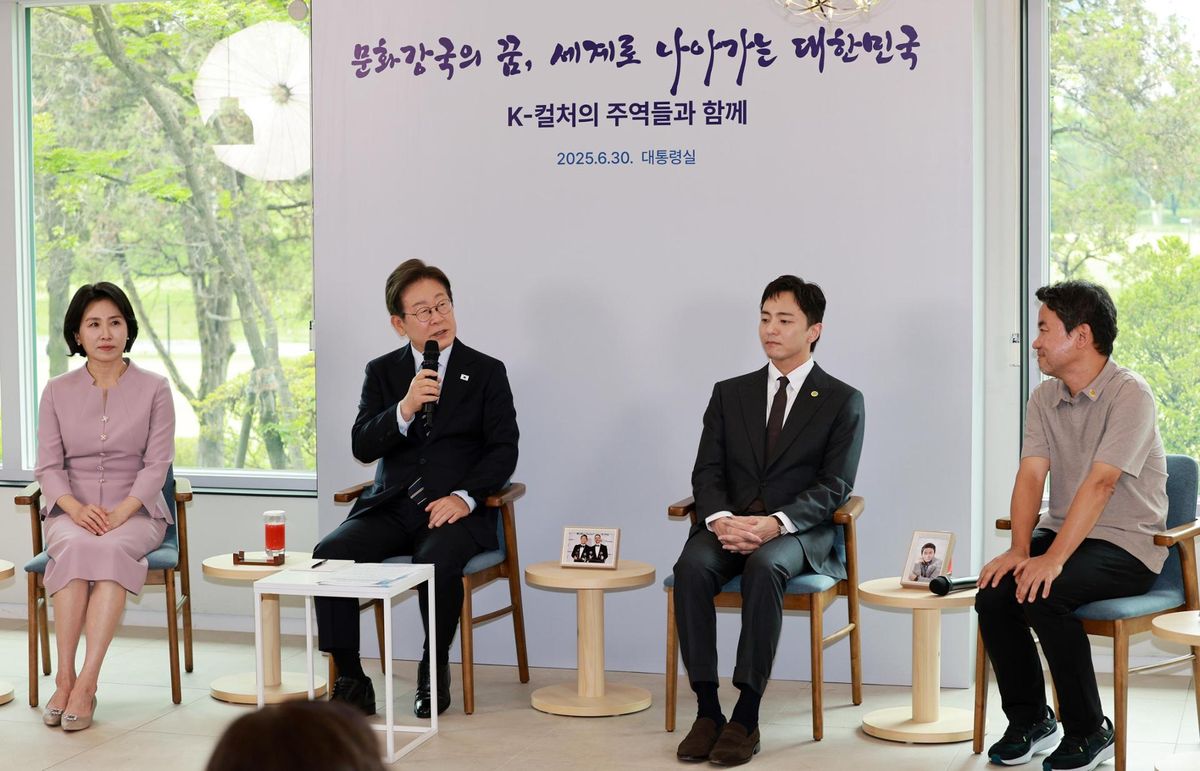 Tổng thống Lee Jae Myung và đệ nhất phu nhân Kim Hea Kyung, bên trái, trò chuyện với Hue Park, thứ hai từ bên phải, biên kịch của vở nhạc kịch đoạt giải Tony Maybe Happy Ending, và đạo diễn Kim Won-seok, người chỉ đạo bộ phim truyền hình When Life Gives You Tangerines của Netflix, tại một cuộc gặp gỡ với các nghệ sĩ tại văn phòng tổng thống ở Yongsan, Seoul, ngày 30/6. Ảnhh:The Korae  Times  .