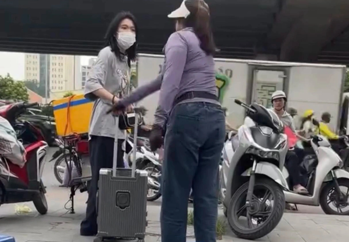Người bán trà đá đuổi cô gái đang đứng tại vỉa hè tại khu vực bến xe Mỹ Đình. Ảnh: MXH