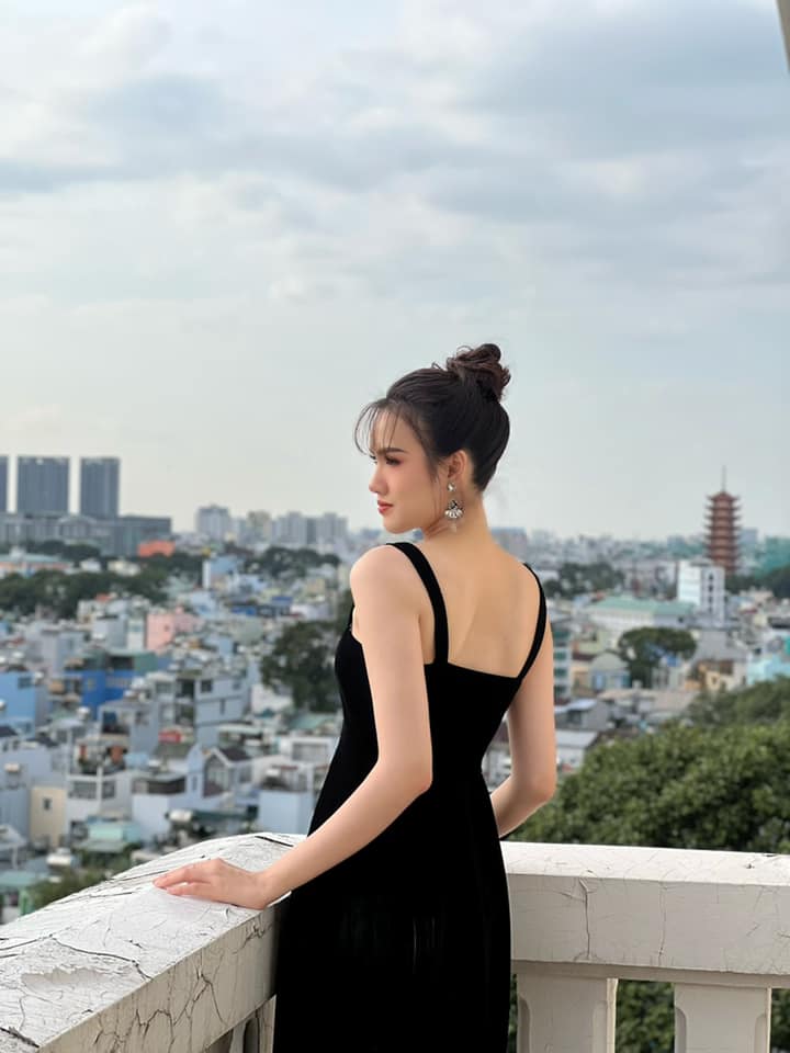 Diện chiếc đầm đen ôm sát, thiết kế hở vai tinh tế, Mỹ Anh khoe khéo bờ vai thanh mảnh và làn da mịn màng, mang đến hình ảnh sang trọng và trang nhã  với phong cách tối giản mà vẫn cuốn hút. Mái tóc búi cao thanh lịch giúp tôn lên gương mặt thanh tú cho người đẹp.
