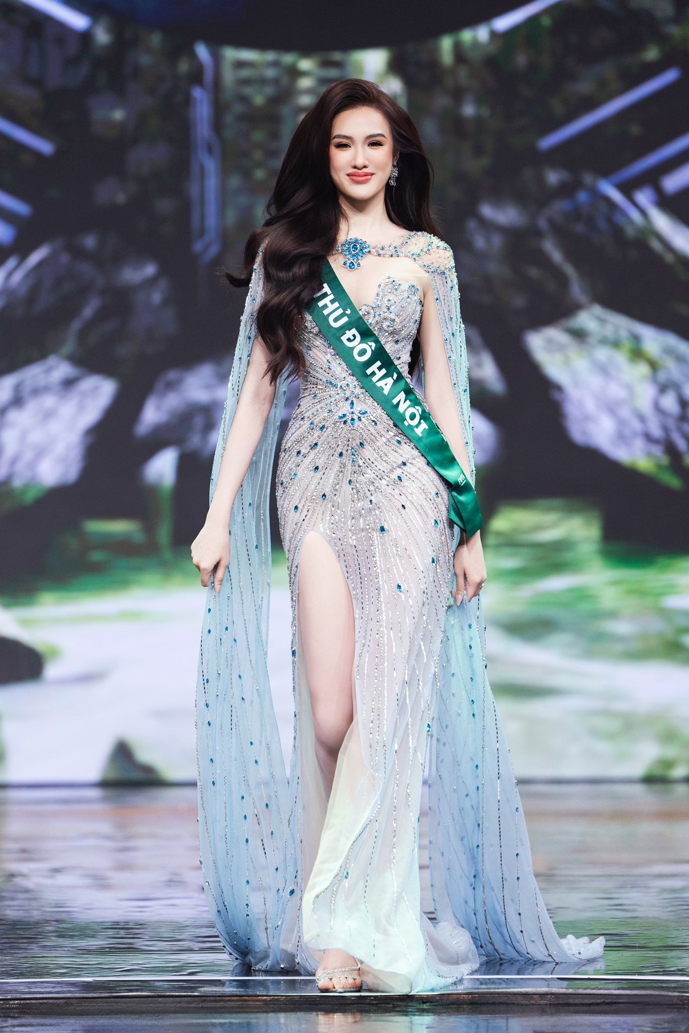  Trịnh Mỹ Anh cao 1m75, số đo ba vòng: 85-64-95. Tại Hoa hậu Trái Đất Việt Nam 2025, cô thắng giải Người đẹp nhân ái và vào Top 5 các giải phụ Người đẹp tài năng, Người đẹp thể thao, Người đẹp Thời trang, Người đẹp biển.