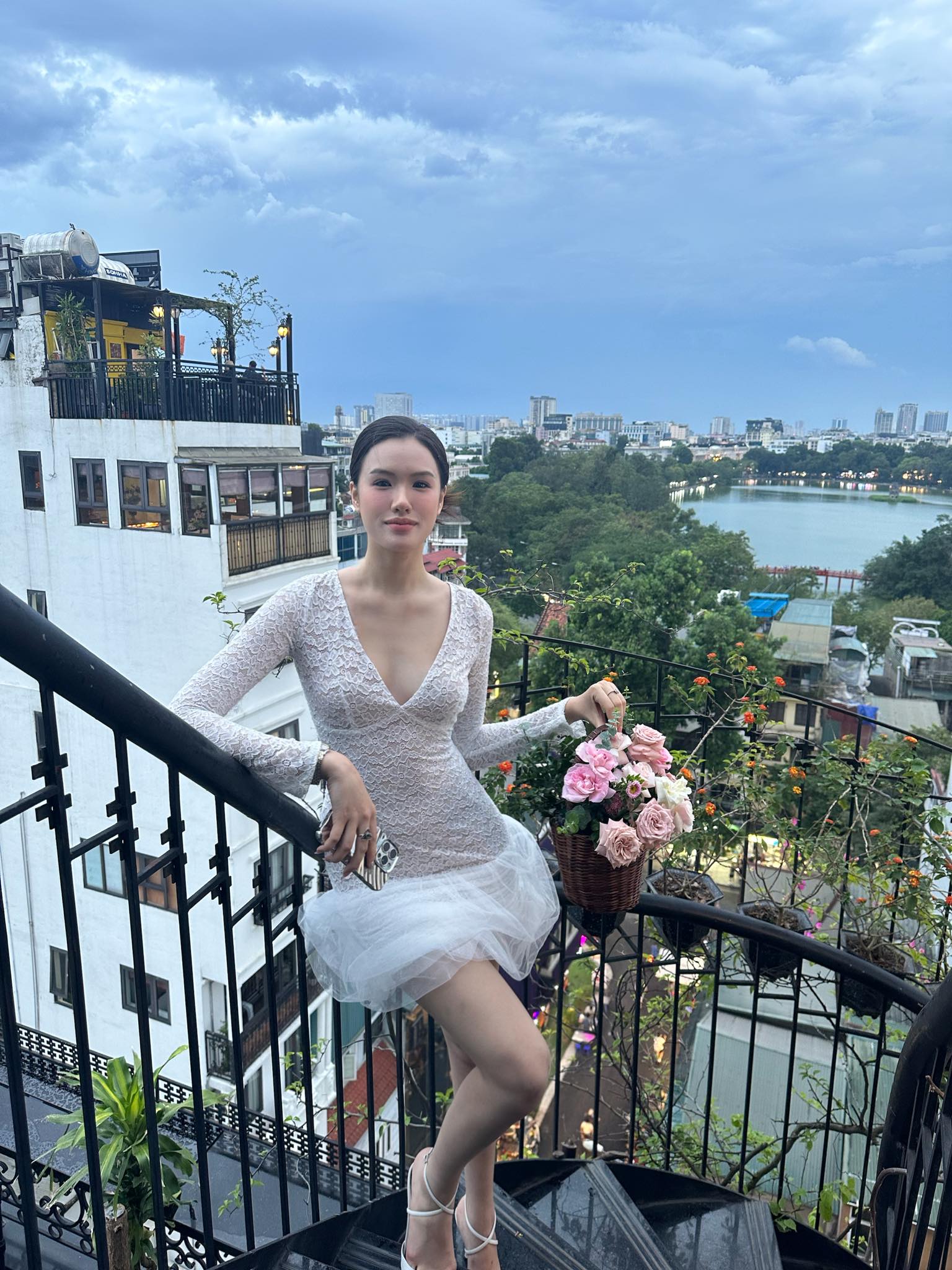 Ở đời thường, Mỹ Anh nổi bật với vẻ đẹp hiện đại, sắc sảo pha chút lãng mạn. Cô diện chiếc đầm ngắn ôm sát với chất liệu ren trắng và phần chân váy xòe nhẹ bằng voan, khoe trọn vóc dáng thanh mảnh cùng đôi chân dài quyến rũ.