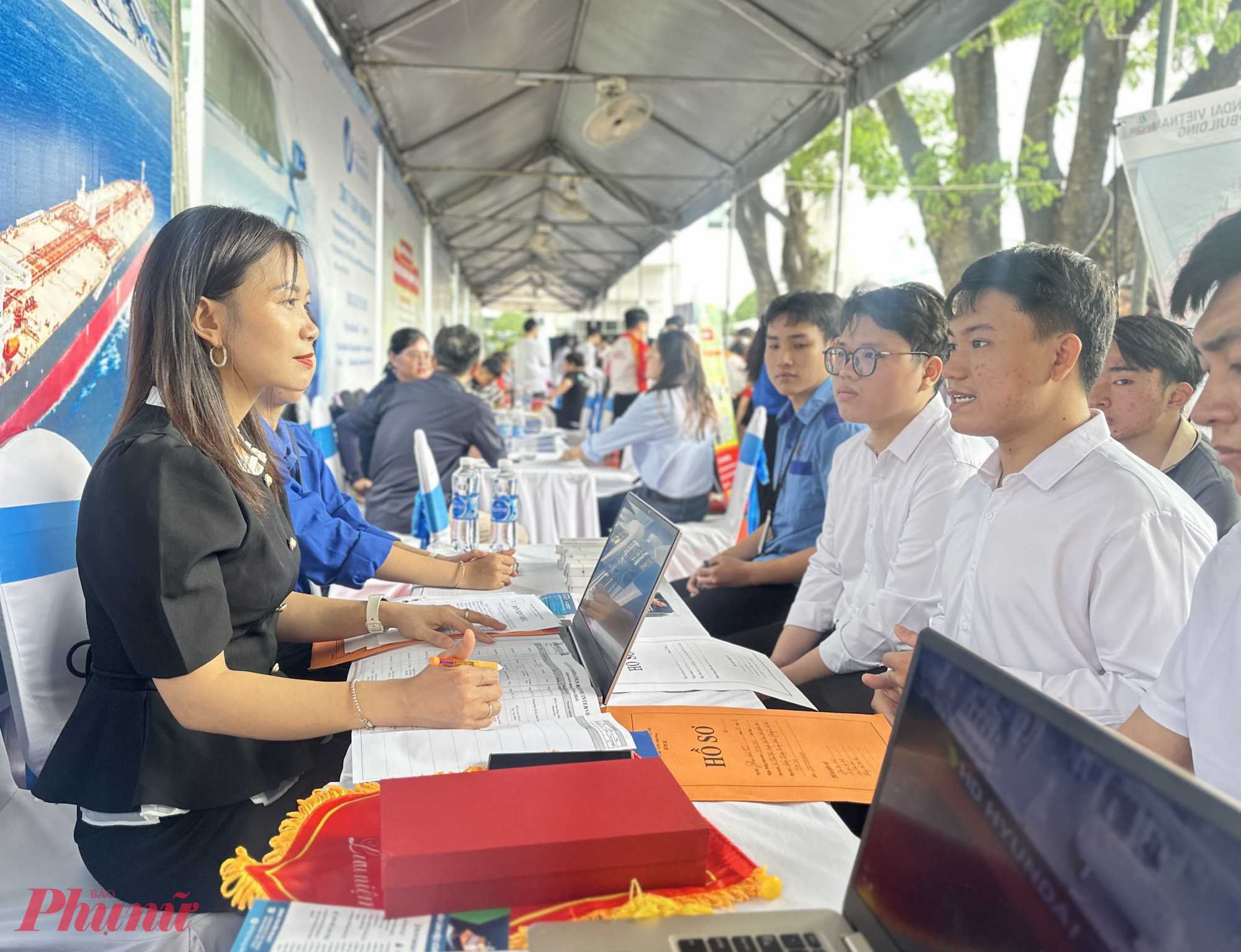 Sinh viên các trường đại học ở TPHCM tham gia ngày hội việc làm để tìm kiếm cơ hội công việc - Ảnh: Nguyễn Loan