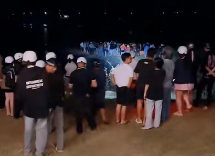 Người dân tập trung đông đúc để theo dõi việc tìm kiếm các cháu nhỏ