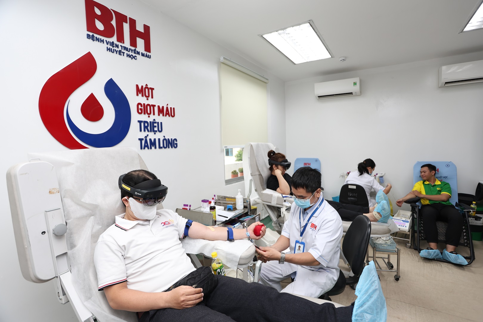 Anh Nguyễn Vĩnh An cho biết công nghệ thực tế ảo tích hợp khiến trải nghiệm hiến máu trở nên thú vị hơn - Ảnh: Lê Toàn