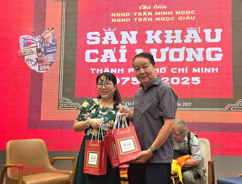 Phó Chủ tịch Hội Sân khấu TPHCM Tôn Thất Cần trao tặng sách