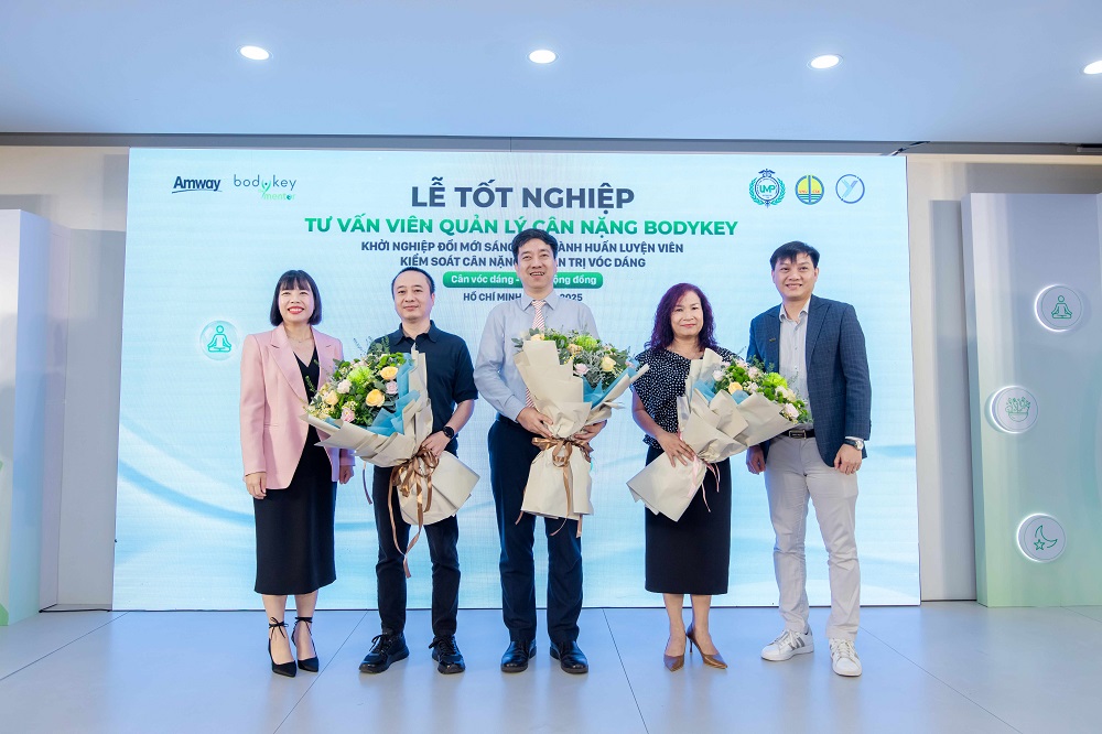 Đại diện Trung tâm Chuyển giao tri thức và Hỗ trợ khởi nghiệp, Đại học Quốc gia Hà Nội, đại điện Trung tâm Hỗ trợ thanh niên khởi nghiệp Việt Nam, đại diện Hội LHTN Việt Nam - Trung ương Đoàn TNCS Hồ Chí Minh, đại diện Liên đoàn thể dục TPHCM và đại diện Amway Việt Nam tại buổi lễ - Ảnh: Amway Việt Nam