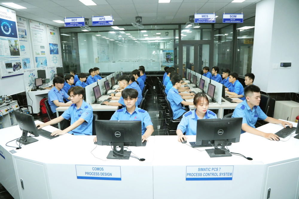 Chọn trường, chọn nghề trong bối cảnh sắp xếp bộ máy và AI lên ngôi Sinh viên Khoa Cơ khí, Trường đại học Công nghiệp TPHCM học tập trong mô hình nhà máy sản xuất thông minh E-Factory 4.0 - ẢNH: T.T.