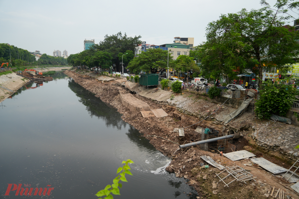 Trong lòng đất ven sông Tô Lịch, hàng chục mét cống hộp bê tông đang dần hoàn thiện. Đây là tuyến cống thu gom nước thải chính của Dự án Nhà máy xử lý nước thải Yên Xá, chạy song song với sông từ đường Nguyễn Đình Chiểu đến cầu Dậu.
