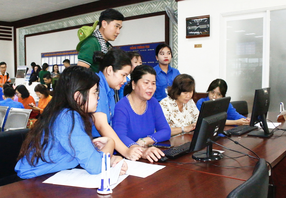 Thanh niên TPHCM tiếp sức mô hình chính quyền 2 cấp Các bạn tình nguyện viên hướng dẫn người dân sử dụng các dịch vụ công trực tuyến tại Trung tâm Hành chính công phường Phú Nhuận