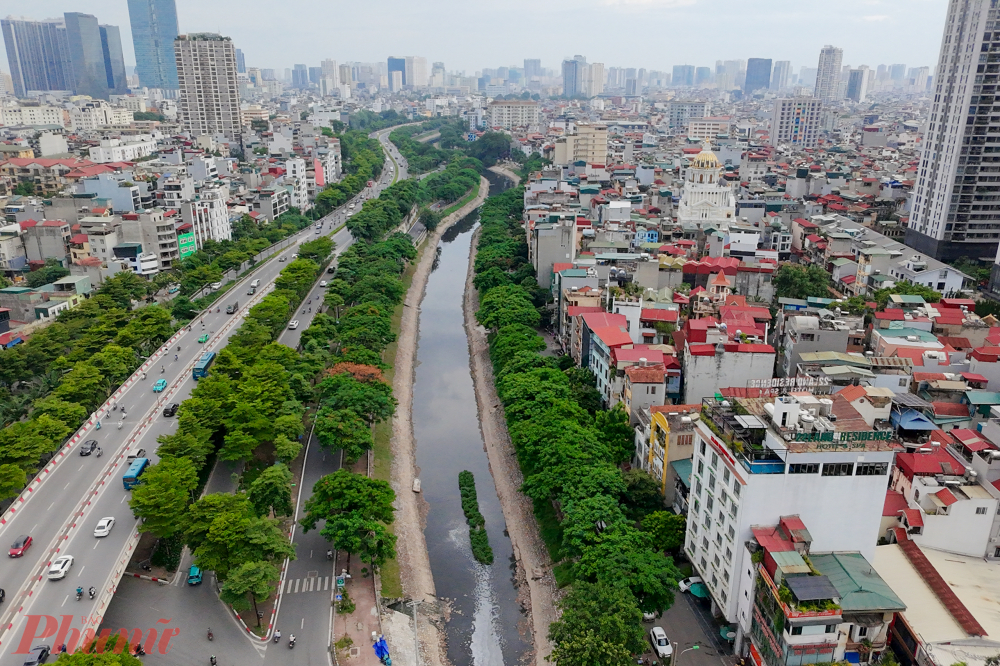 Không còn là những cuộc tranh cãi hay thử nghiệm đơn lẻ, Hà Nội đang thực sự bước vào cuộc đại phẫu để 'cứu' dòng sông Tô Lịch. Từ thi công hệ thống cống ngầm, vận hành nhà máy xử lý nước thải quy mô lớn, đến các giải pháp cải tạo cảnh quan, đô thị… tất cả đang chuyển động trên một mặt trận thống nhất: đưa sông Tô trở lại là một phần sống của thành phố. Mỗi bức ảnh dưới đây là một lát cắt trong bức tranh tổng thể của cuộc hồi sinh mang tính lịch sử này.