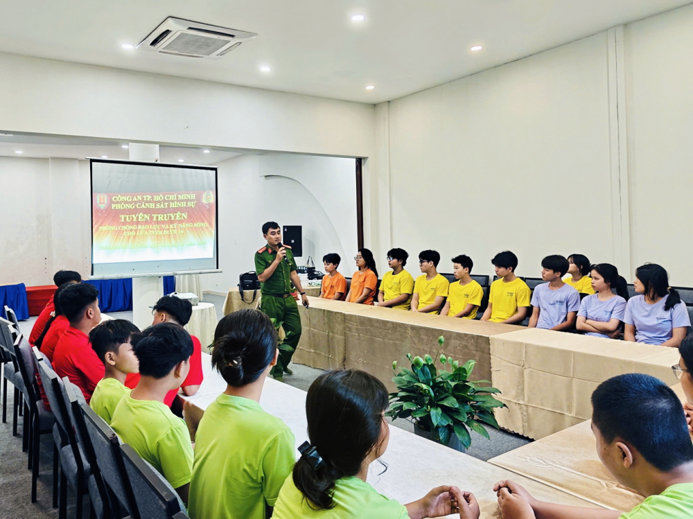 Bảo vệ con trước bẫy lừa đảo công nghệ dịp hè Một buổi tuyên truyền kỹ năng chống lừa đảo cho trẻ dưới 16 tuổi - ẢNH: NHÃ CHÂN