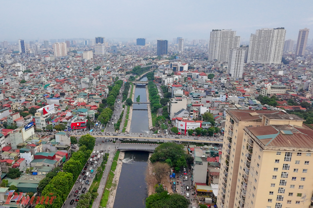 Từ năm 2025, Sở Xây dựng Hà Nội đã lắp đặt hàng chục camera tại các điểm xả thải và cửa cống ven sông Tô Lịch. Hệ thống camera kết nối với Trung tâm điều hành thông minh sẽ giám sát liên tục, phát hiện hành vi xả trộm và gửi cảnh báo về các cơ quan chức năng. Hành vi vi phạm sẽ bị xử lý theo Nghị định 45/2022.