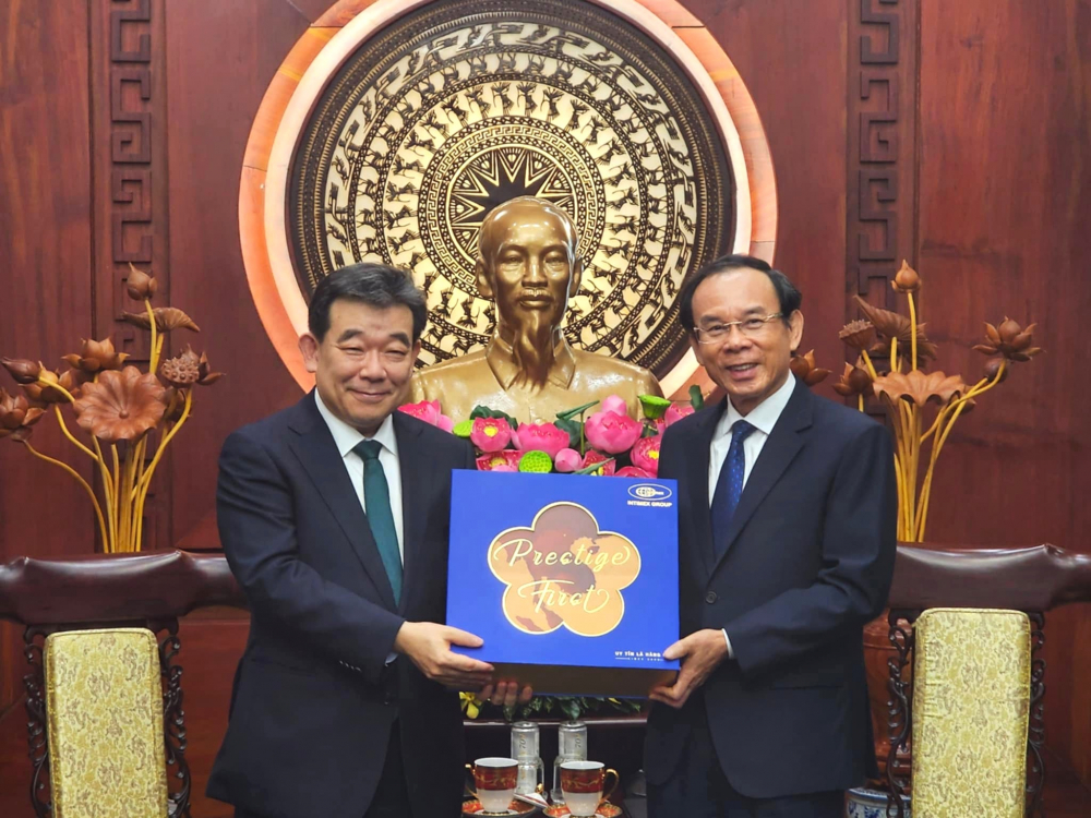 Bí thư Thành ủy Nguyễn Văn Nên gửi hộp quà là món cà phê đặc sản đến Tổng lãnh sự Hàn Quốc