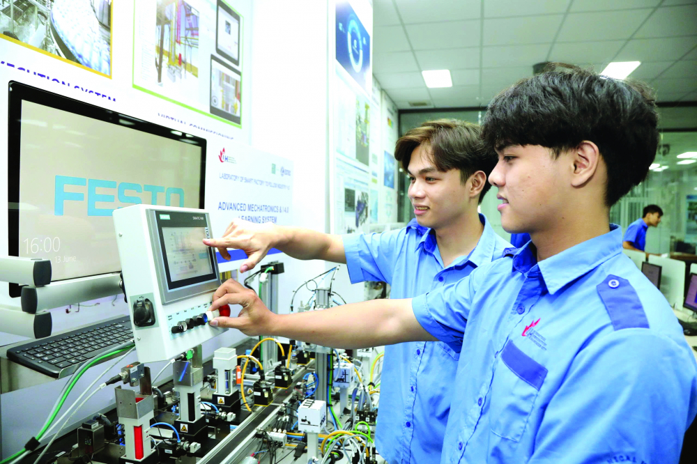 Chọn trường, chọn nghề trong bối cảnh sắp xếp bộ máy và AI lên ngôi Sinh viên Trường đại học Công nghiệp TPHCM thực hành với hệ thống điều khiển dây chuyền phân loại sản phẩm - ẢNH: T.T.