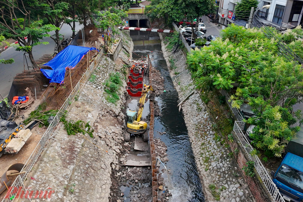 Khi hoàn thành, hệ thống này sẽ giúp đưa dòng nước mới, giàu oxy về nuôi sống sông Tô – vốn đã quen với trạng thái tù đọng. Việc điều tiết lưu lượng sẽ được kiểm soát qua các trạm bơm hiện đại và hệ thống đập điều tiết cuối sông.