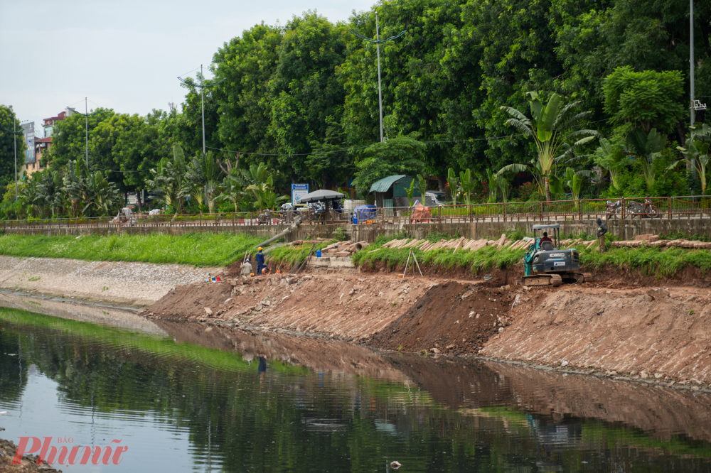 Ngoài việc xây mới, các tuyến cống hiện có cũng được rà soát, gia cố chống thấm và chống rò rỉ. Nước thải phải đi đúng tuyến, không thể “chảy tắt” ra sông qua những điểm hở hay mối nối yếu. Việc này không chỉ là kỹ thuật, mà còn là cách để đảm bảo sự minh bạch và bền vững trong xử lý môi trường.