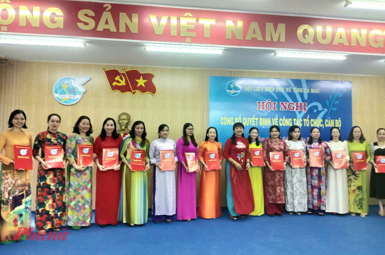 Bà Lê Thị Ngọc Thúy - Phó Chủ tịch Hội LHPN tỉnh Cà Mau trao quyết định thành lập hội phụ nữ các xã - Ảnh Hồng Đượm