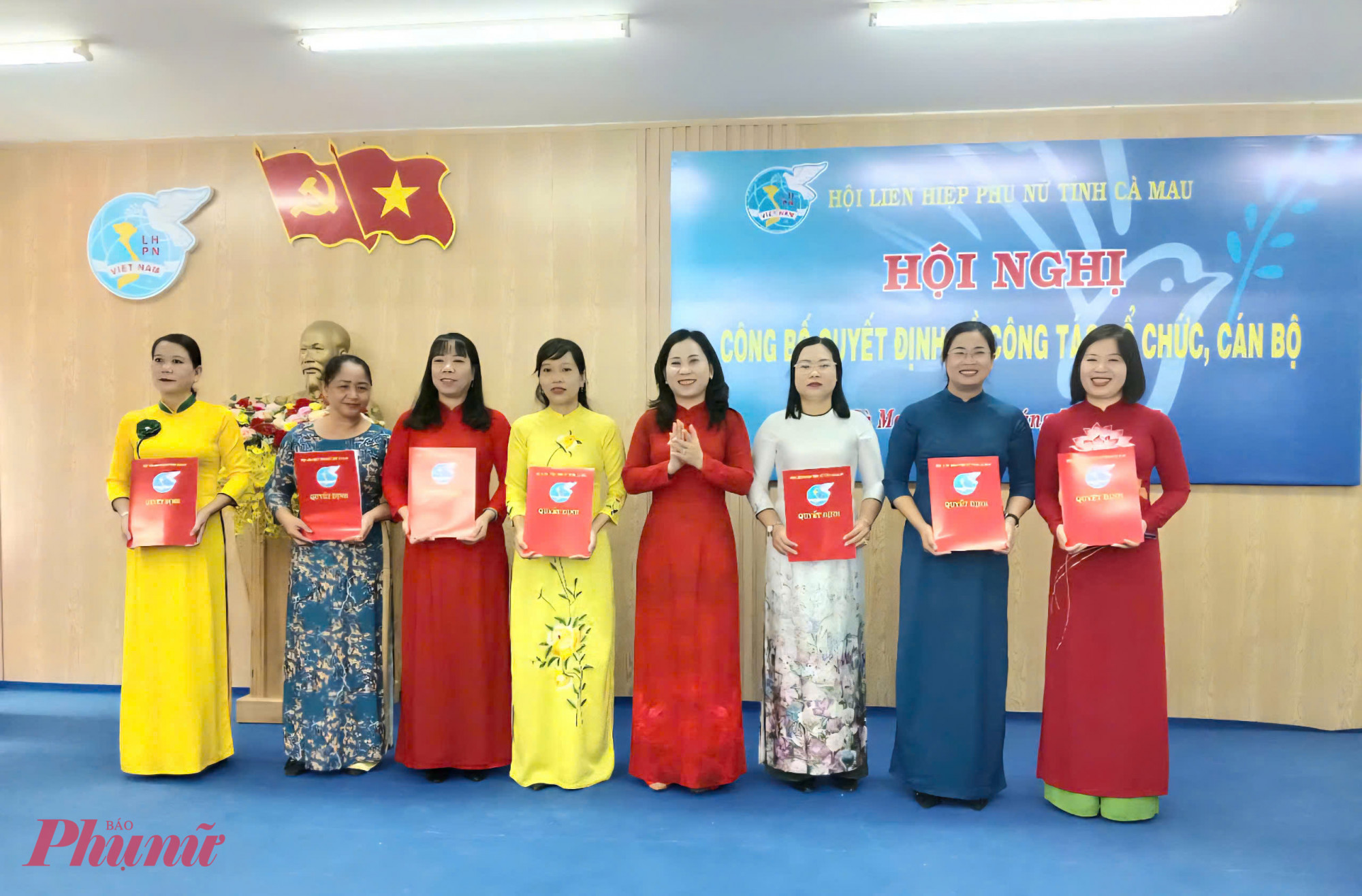 Bà Lê Thị Ngọc Linh - Chủ tịch Hội LHPN tỉnh Cà Mau ( đứng ) trao quyết định thành lập các phòng ban - Ảnh Hồng Đượm