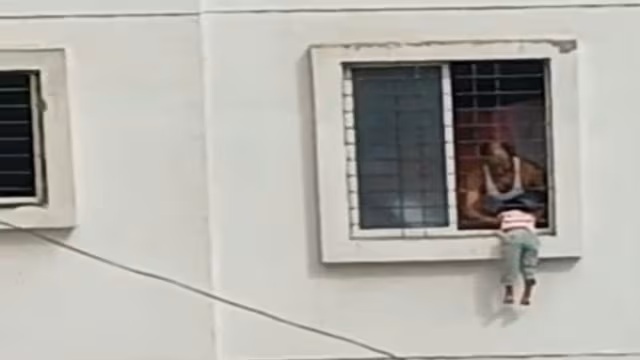 Bé gái 4 tuổi được giải cứu sau khi treo mình ngoài một tòa nhà ở thành phố Pune, Ấn Độ - Ảnh Express/ Sushant Kulkarn