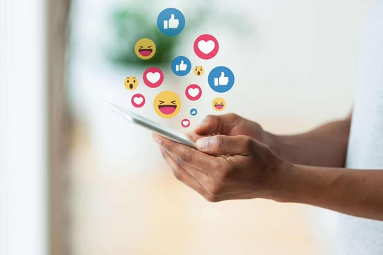đôi khi, một biểu tượng emoji mặt cười trong tin nhắn cũng là  mọt  cách thể  hiện  cảm xúc của Gen Z. Ảnh  minh  hoạ