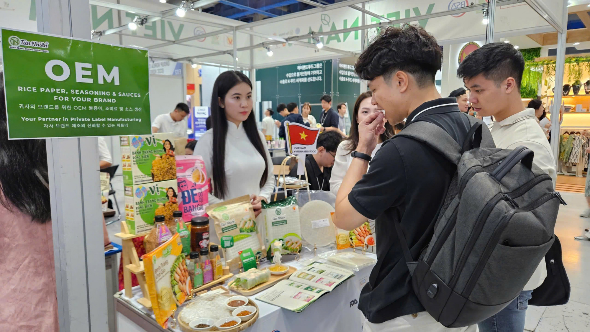 Gian hàng bánh tráng Tân Nhiên thu hút khách Hàn Quốc 