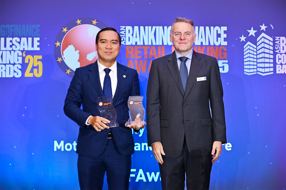 Ông Đàm Thế Thái - Phó tổng giám đốc HDBank nhận hai giải thưởng quốc tế tại lễ trao giải Asian Banking & Finance Awards 2025 tổ chức tại Singapore - Ảnh: HDBank