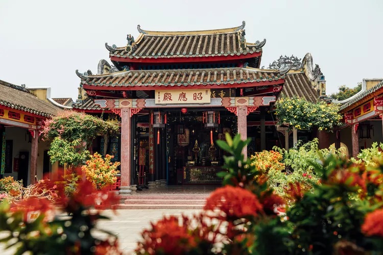 Hội An, Việt Nam. Nơi đây nổi tiếng với kiến trúc của khu phố cổ và dòng sông êm đềm. Du khách thích đi dạo và chụp ảnh trên những con phố đẹp như tranh. Các quán cà phê, cửa hàng mua sắm và điểm giải trí về đêm đã tạo ấn tượng tốt cho những ai đặt chân đến đây. Trong ảnh: Một ngôi chùa ở Hội An - Ảnh: Irjaliina Paavonpera/T+L