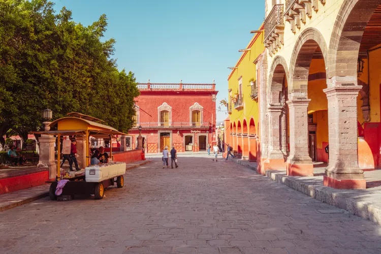 San Miguel de Allende, Mexico. Đây là thành phố có lịch sử lâu đời và có nhiều điểm tham quan thú vị. San Miguel de Allende có môi trường văn hóa đặc biệt và giá cả phải chăng - Ảnh: Taylor McIntyre/T + L