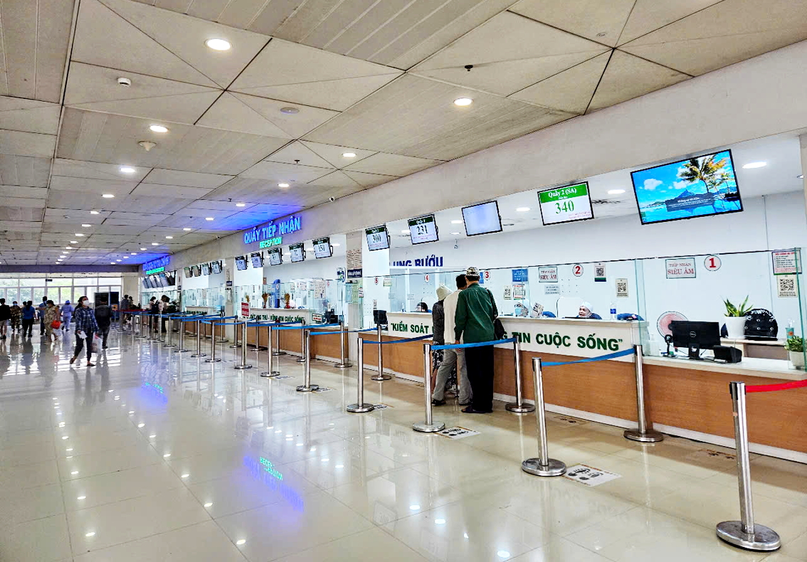 Kê đơn thuốc điều trị 90 ngày: Thuận lợi cho bệnh nhân, giảm tải cho bệnh viện Việc tăng thời gian kê đơn thuốc giúp Bệnh viện Ung Bướu TPHCM giảm tải, tăng chất lượng điều trị - ẢNH: PHẠM AN (chụp khu vực đăng ký khám bệnh của bệnh viện)