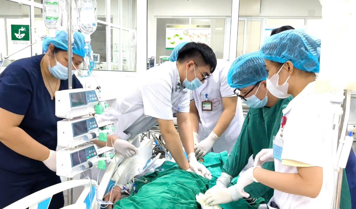 Các bác sĩ chạy đua với tử thân, ép tim cứu người đàn ông nhiễm liên cầu lợn sau khi ăn lòng lợn, tiết canh - ảnh: BVCC