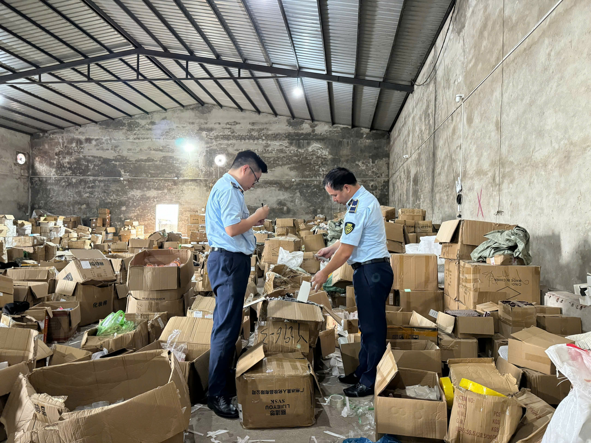 Lực lượng chức năng kiểm đếm hàng hóa bị thu giữ - Ảnh: Cục Quản lý và Phát triển thị trường trong nước