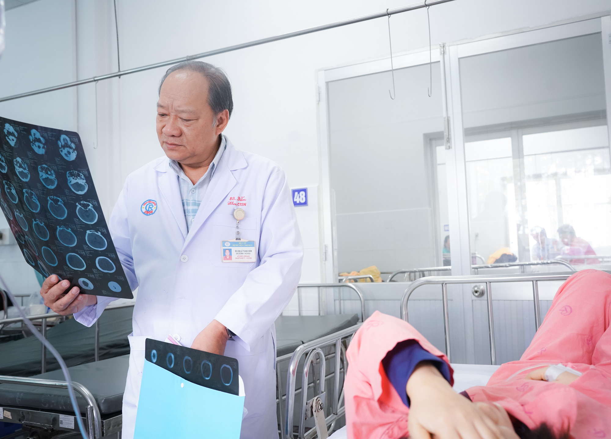 Bác sĩ Diễm xem kết quả chẩn đoán hình ảnh cho chị A., ảnh BVCC