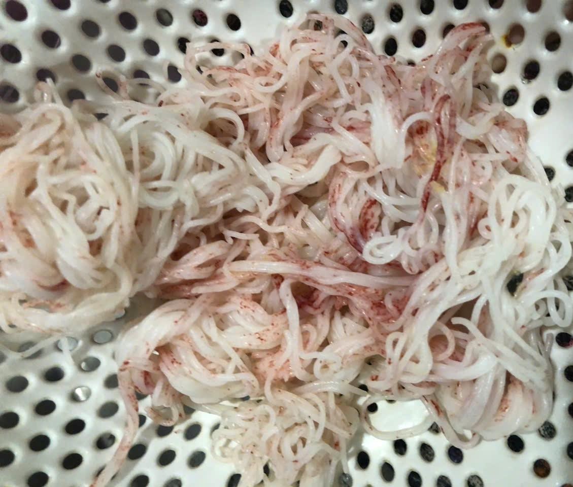 Hình ảnh bún đổi màu đỏ được người phản ánh đăng tải trên mạng xã hội