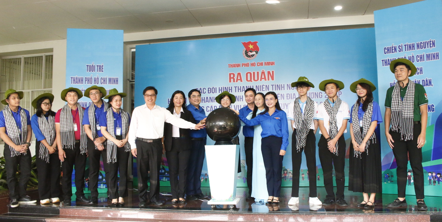 Thanh niên TPHCM tiếp sức mô hình chính quyền 2 cấp Lễ ra quân các đội hình thanh niên tình nguyện đồng hành cùng địa phương hỗ trợ vận hành chính quyền 2 cấp sáng 7/7