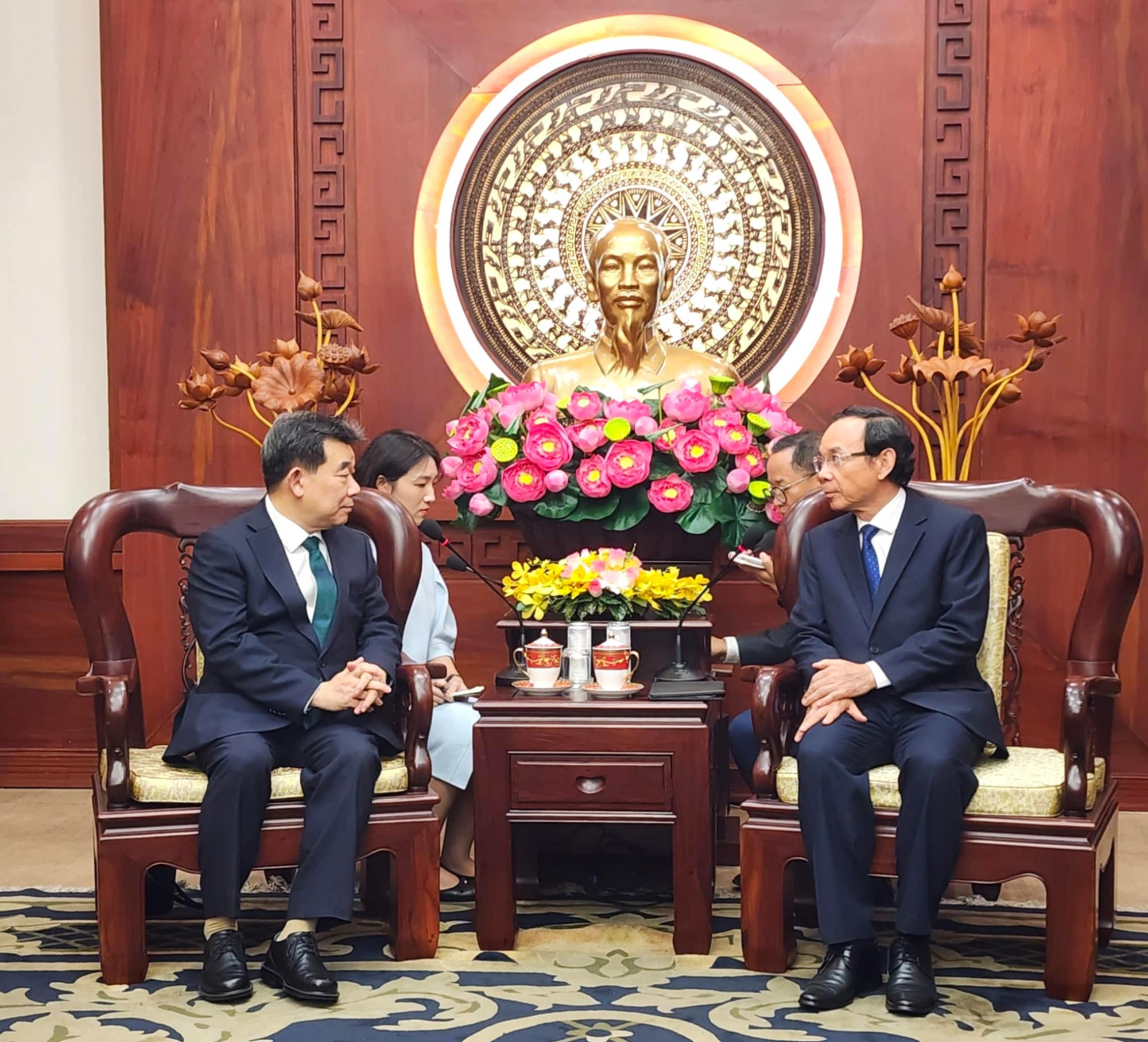 Bí thư Thành ủy TPHCM Nguyễn Văn Nên trò chuyện cùng Tổng lãnh sự Hàn Quốc tại TPHCM Shin Choong Il 