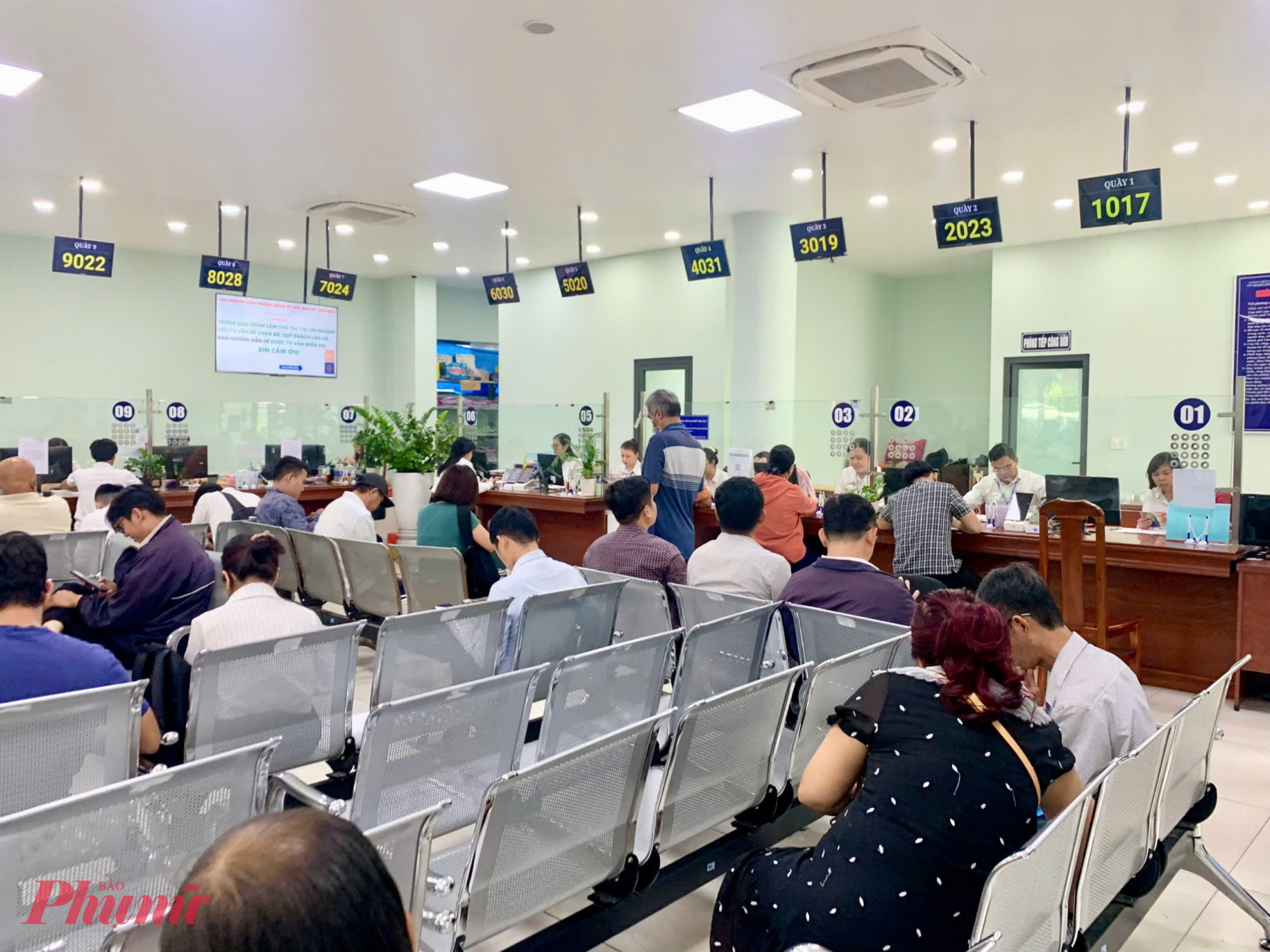 Người dân làm thủ tục đăng ký đất đai tại Văn phòng đăng ký đất đai TP
