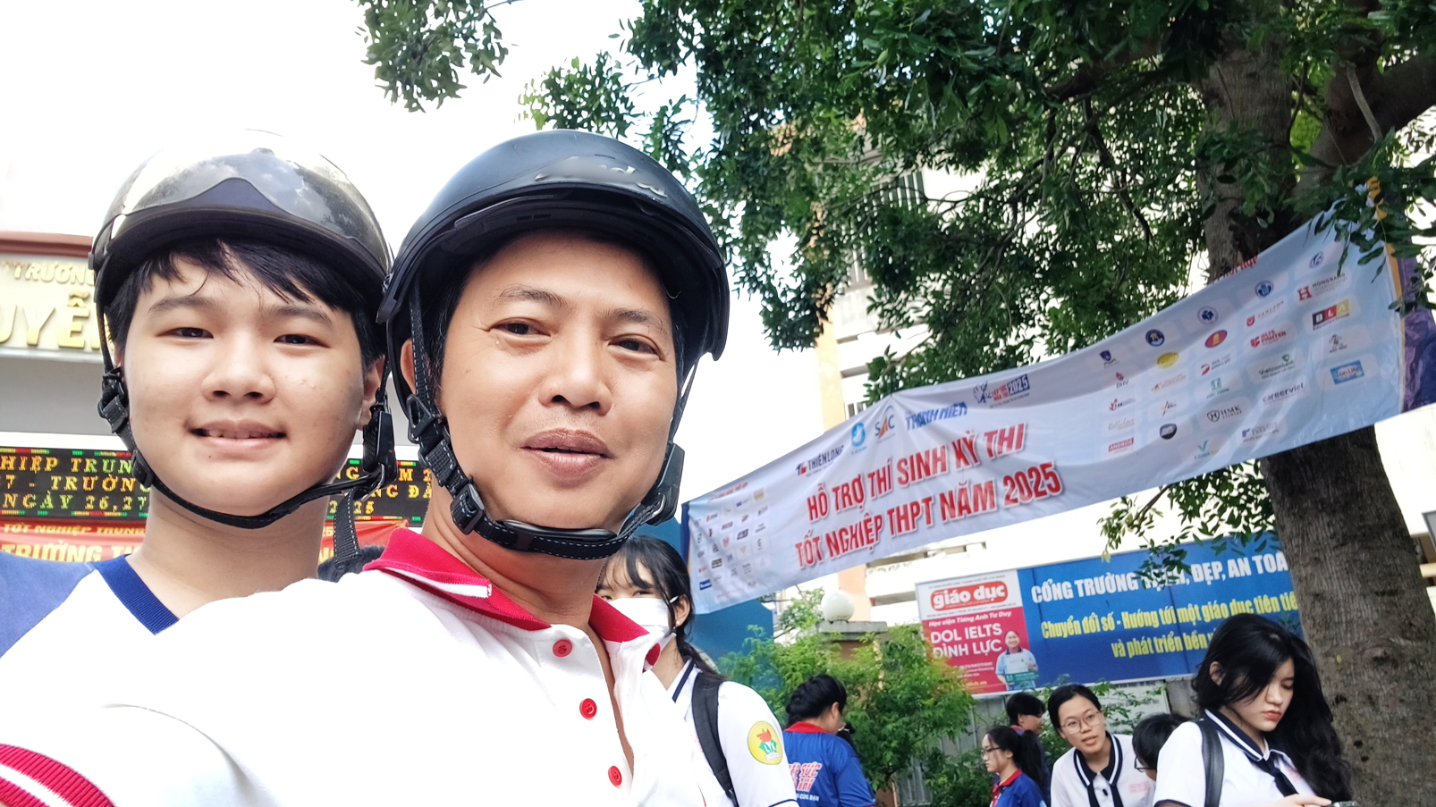 Cha con tác giả trong ngày thi tốt nghiệp THPT vừa qua - Ảnh do tác giả cung cấp