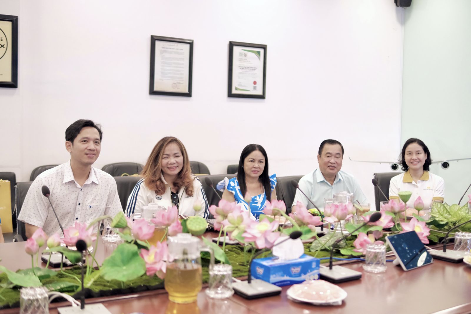 Vietnam Airlines cùng gia đình em Lê Phạm Minh Thư gặp gỡ và gửi lời cảm ơn sâu sắc tới các bác sĩ của Bệnh viện Ung Bướu TPHCM - Ảnh: VNA