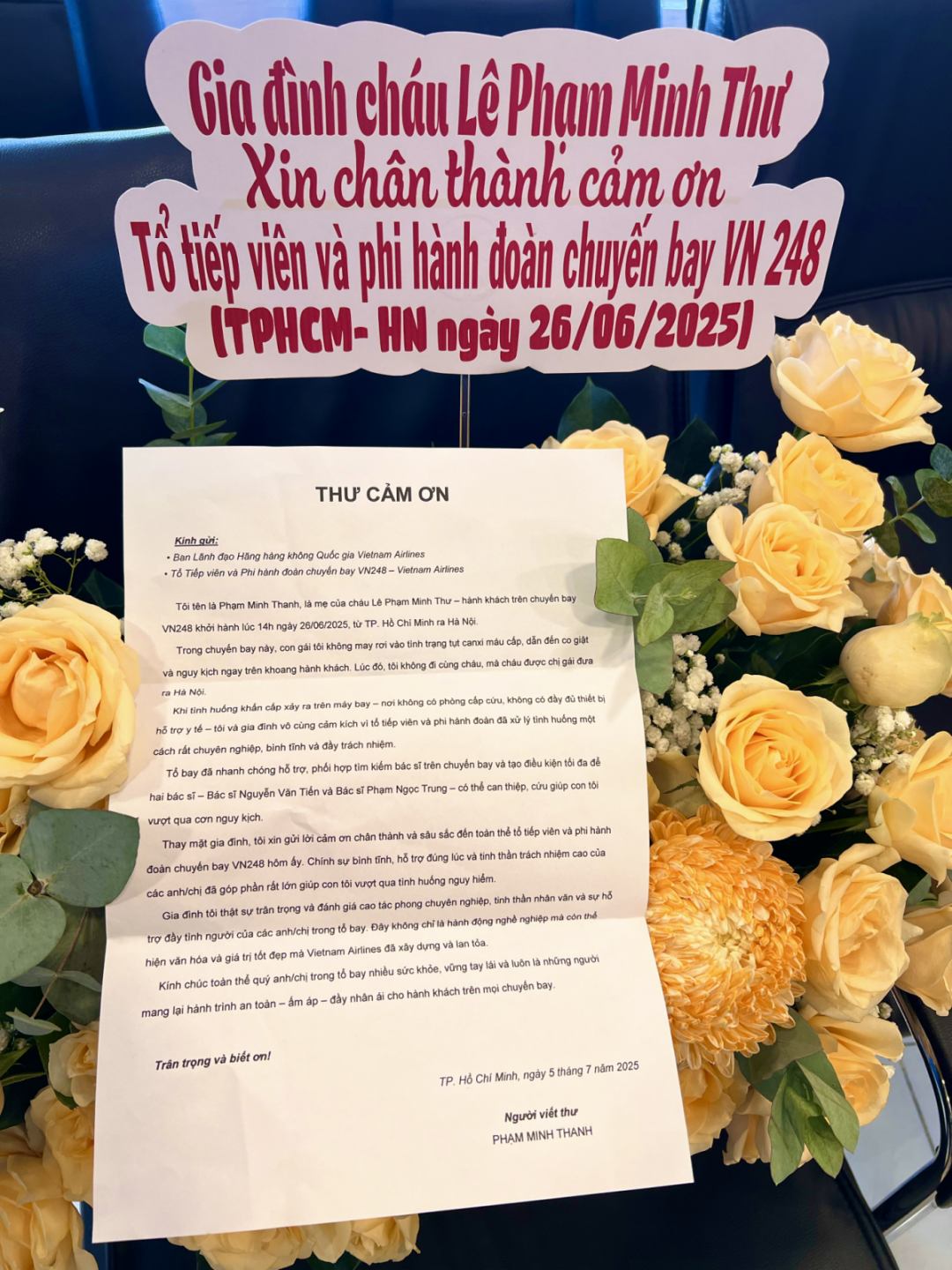 Gia đình em Lê Phạm Minh Thư viết thư và gửi hoa cảm ơn phi hành đoàn chuyến bay VN248 ngày 26/6/2025 - Ảnh: VNA