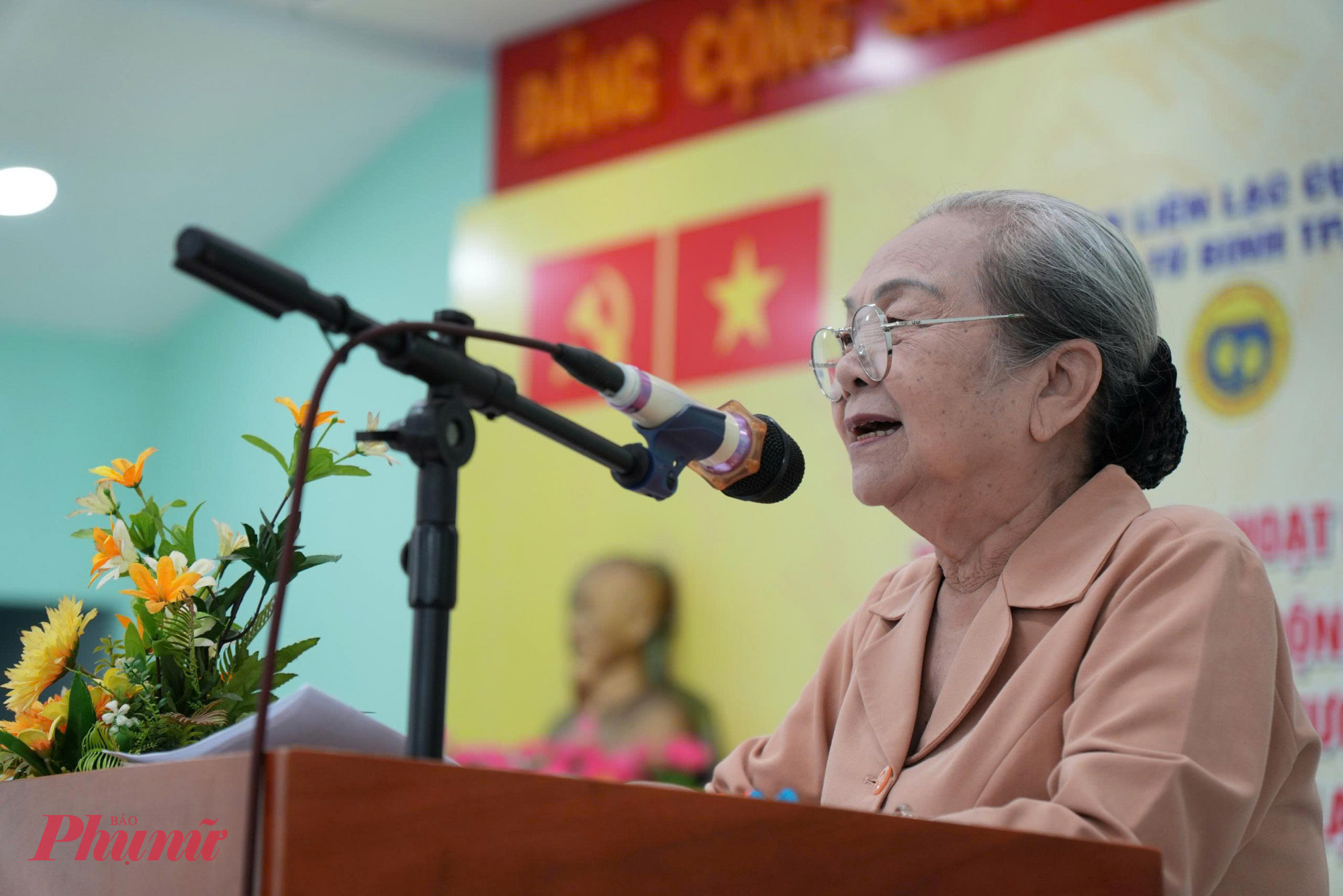 Bà Hoàng Thị Khánh - Trưởng ban Liên lạc cựu tù chính trị và tù binh TPHCM phát biểu tại hội nghị