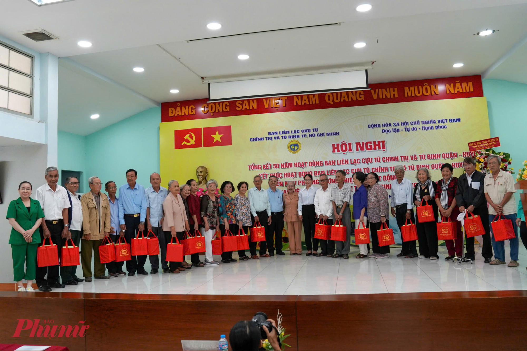 Dịp này, Thành ủy TPHCM cũng gởi những phần quà tri ân những đóng góp của các cựu tù chính trị, tù binh các quận huyện