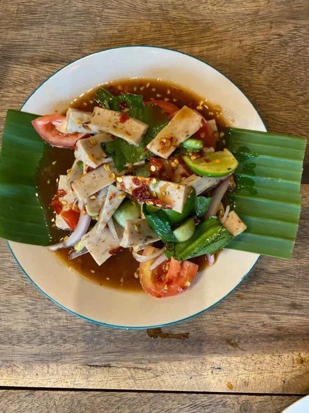 Madam Somtum.  Ở đây có som tum từ kiểu truyền thống đến các món thêm các loại trái cây, mì... Quán còn có salad và nhiều loại thịt nướng để ăn trưa. Địa chỉ: 888/14 đường Phloen Chit, Pathum Wan - Ảnh: Madam Somtum