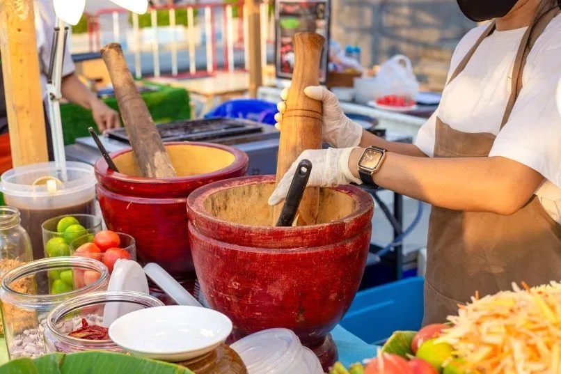 Som tum Jay So. Giá bán phải chăng từ 50 THB (khoảng 40.000 đồng) cho dĩa som tum có: cua, trứng muối, thịt heo... với vị cay nồng. Quán ngồi ghế nhựa ở 146 Phiphat 2, Silom - Ảnh: Shutterstock