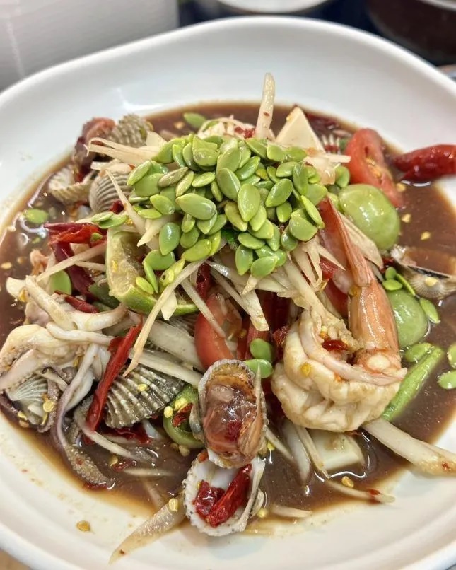 Tamnak Isan Ekkamai. Nằm ở khu phố Ekkamai hào nhoáng của Bangkok, som tum của Tamnak có sò huyết, tôm, cua… với vị rất đặc trưng. Địa chỉ: 86 1 đường Sukhumvit, Phra Khanong - Ảnh: Tamnak Isan