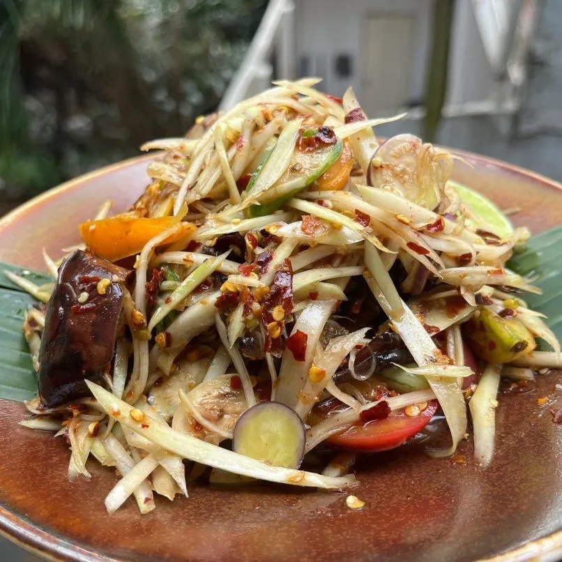 Zao Isan. Zao Isan rất nổi tiếng và có nhiều chi nhánh ở Bangkok như: Emsphere, Siam Paragon, One Bangkok. Ở đây có nhiều thành phần để lựa chọn cho som tum. Nếu đến chi nhánh Zao Zen bạn nên thử mì kiểu Isan bên cạnh som tum - Ảnh: Zao Isan